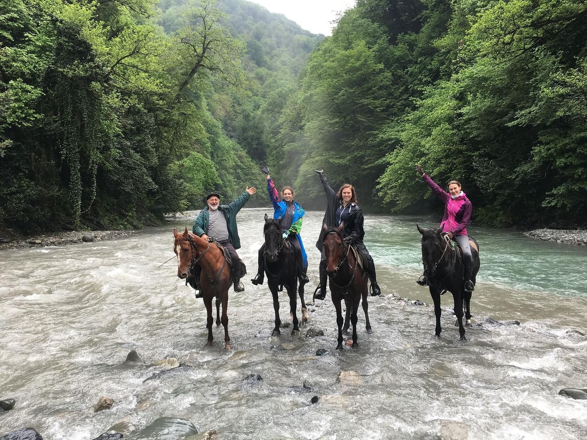 Верхом к ущельям и водопадам